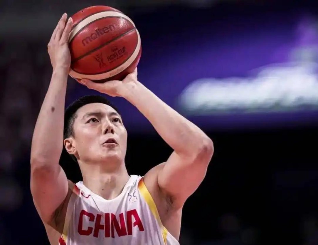 在中国男篮对阵韩国的世预赛第一场比赛中，广东男篮球员，此前曾经担任过中国男篮队长