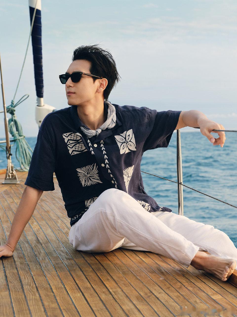 李现 lxAbercrombie & Fitch品牌代言人李现 休闲时尚潮流，跟