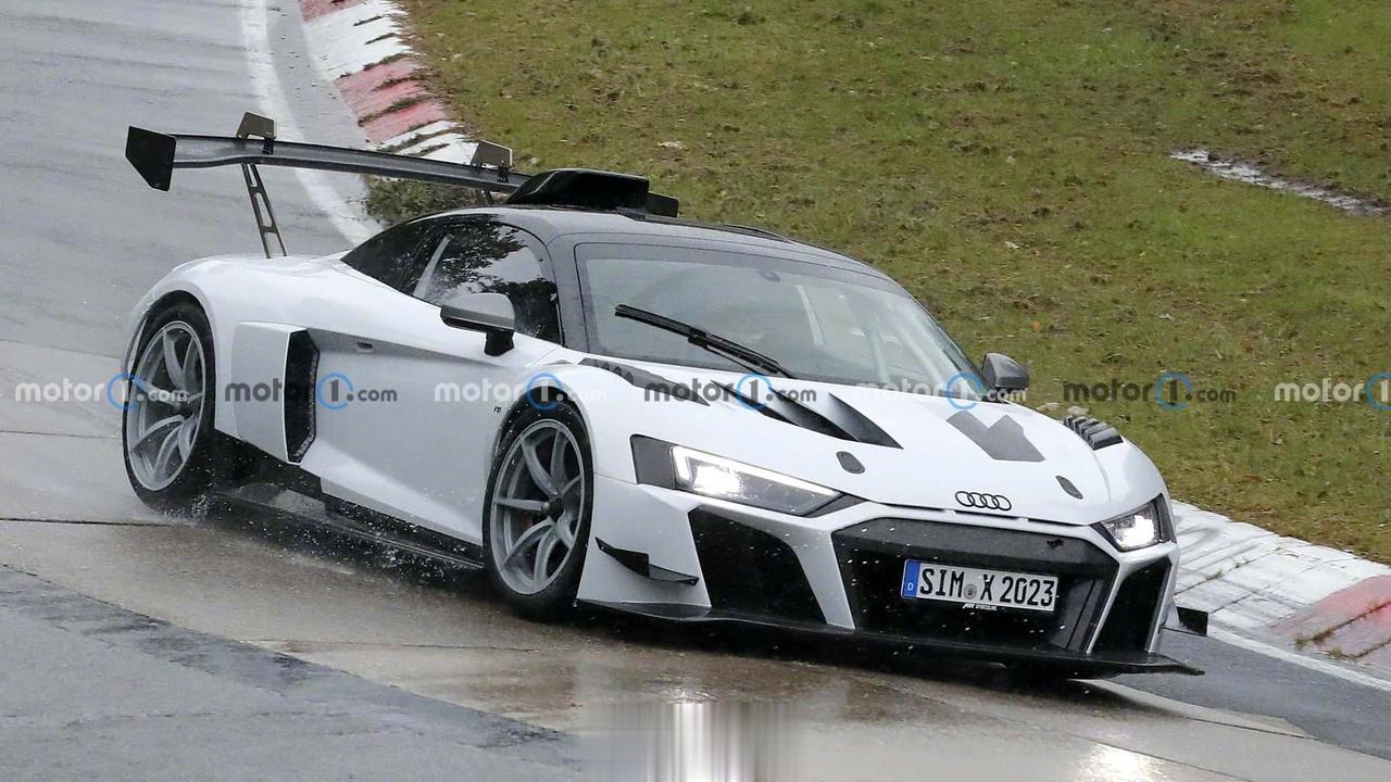奥迪R8 GT3 街车曝光，在纽博格林赛道进行测试
可以合法上路的GT3，因为前