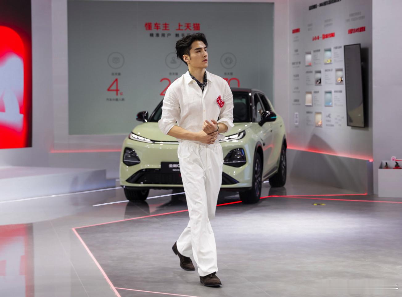 百亿车补认准天猫天猫卖整车了天猫甄选好车天猫汽车 哇塞天猫太会了！展台帅哥车模超