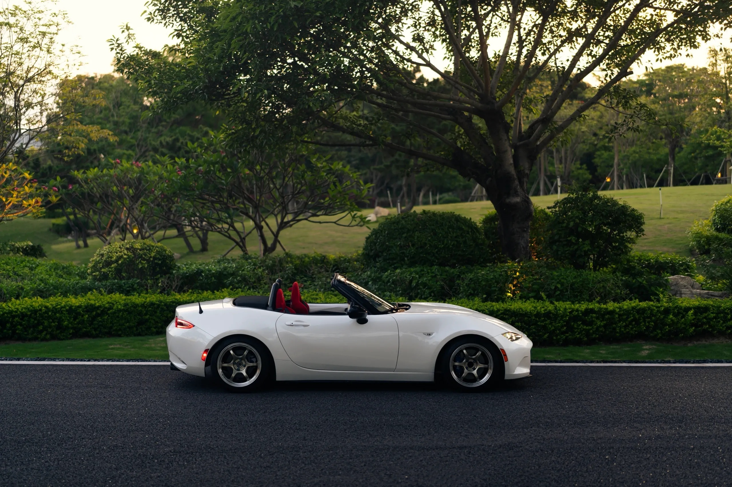 你别说，MX5跟中式建筑还真的挺搭的！别看它这么小一只，但确实是一个很好玩的车[