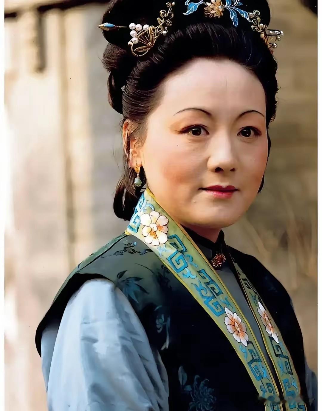 邓婕，哀痛难忍！1月22日，一向低调的邓婕，突然通过社交平台发文，字里行间都是悲