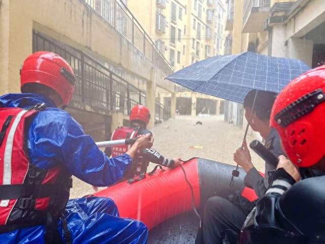 强降雨致多名群众被困 乐东消防连夜紧急转移