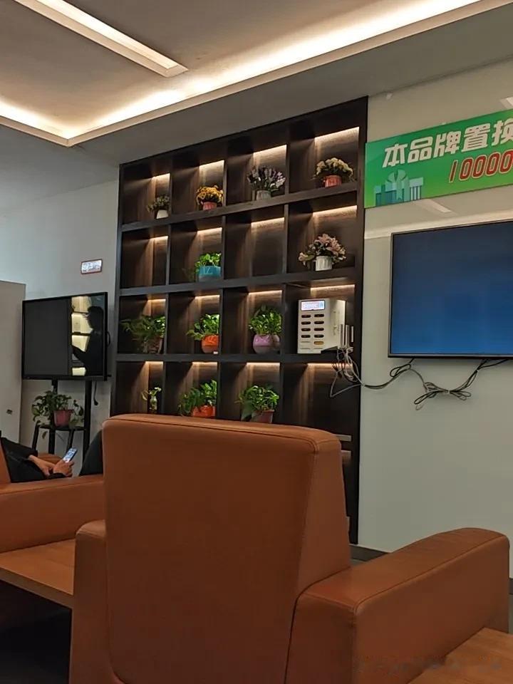 本田思S店等车装修，等吧！