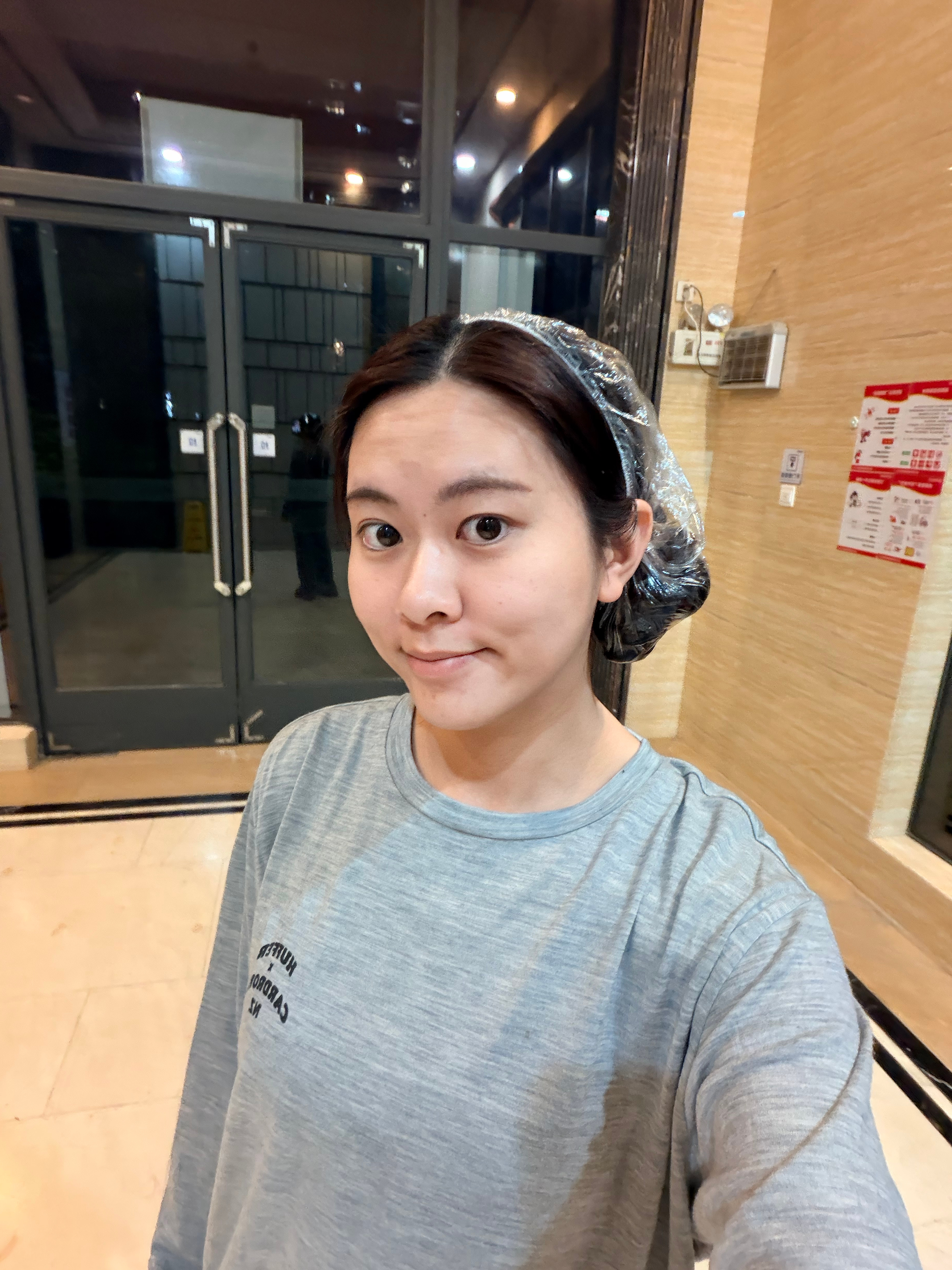 去我妈家吃个饭，住同一个小区的好处，就是连衣服都不用换，最近头发受损严重，正在家