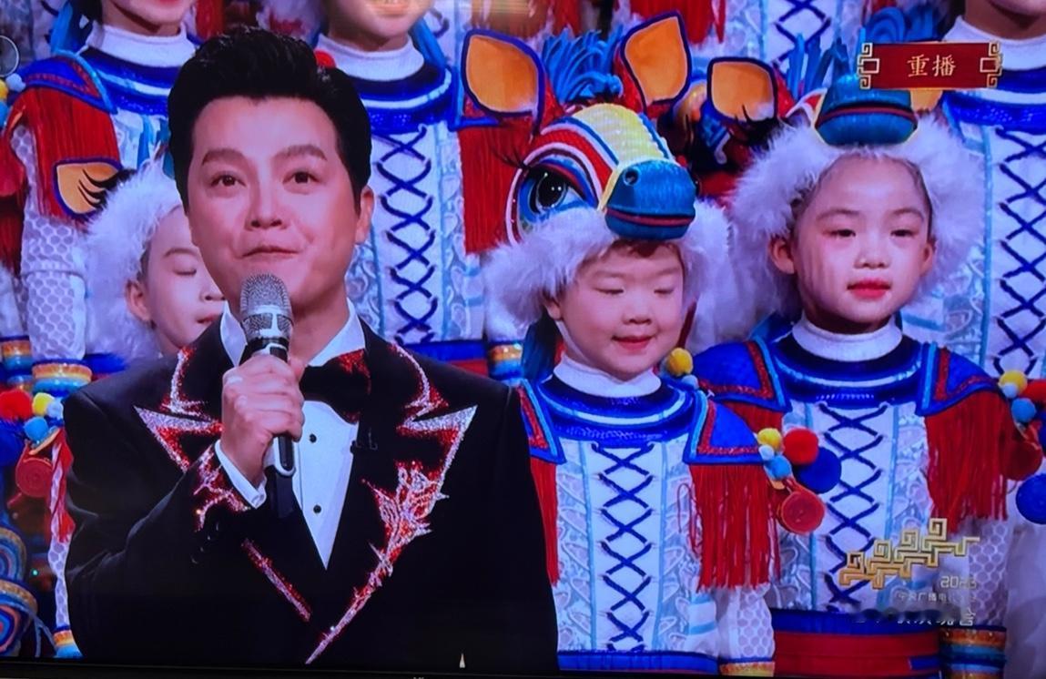 如今的春晚，AI元素泛滥，早已没了当年的烟火气与真实感。镜头切换得飞快，画面拉来