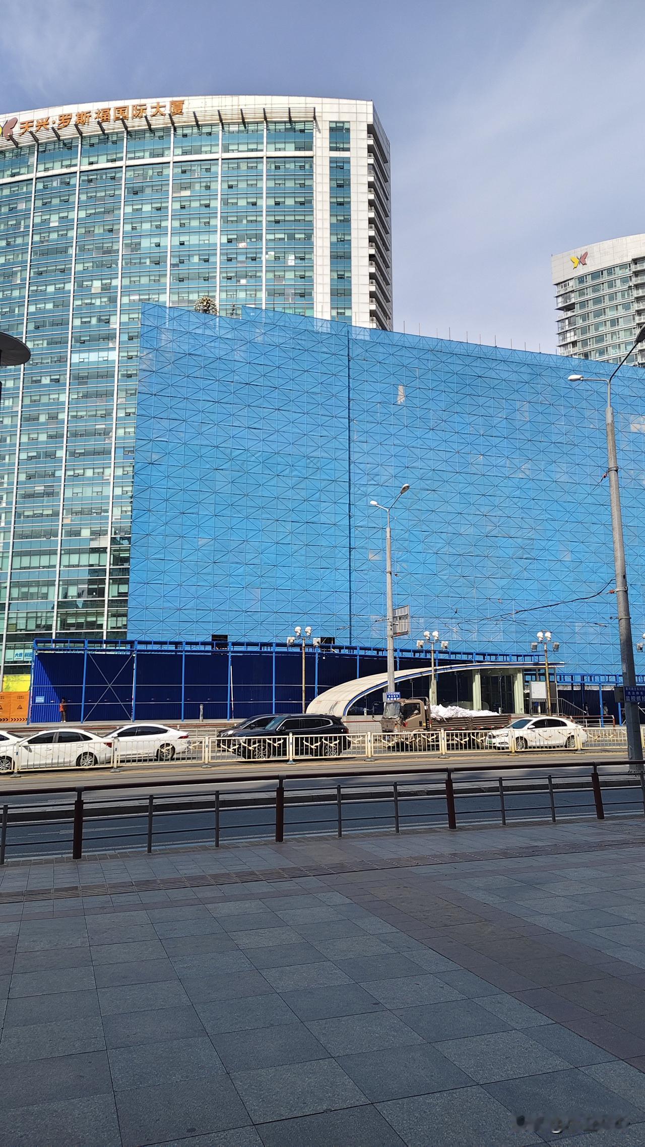 西安路 罗斯福以前麦凯乐位置现在大大围挡围上也不知道能干的什么时候，有朋友在附近