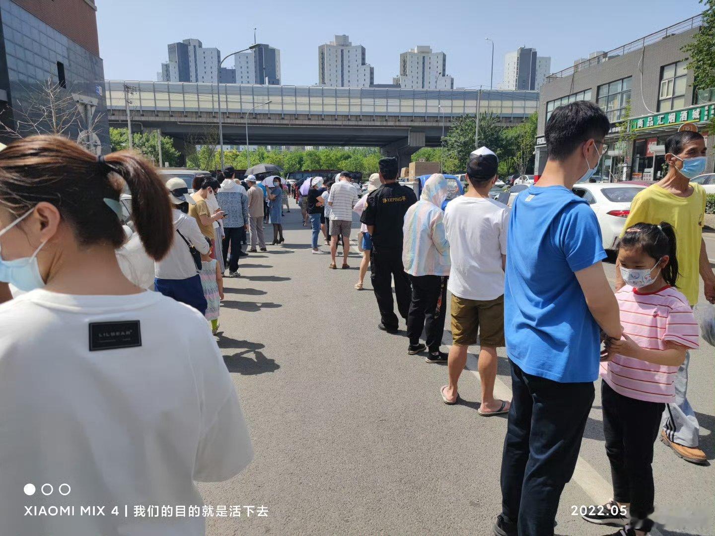 今天北京气温达到三十二度，出门走几步就头晕气喘。看到微博推送那年今日，四年前的今