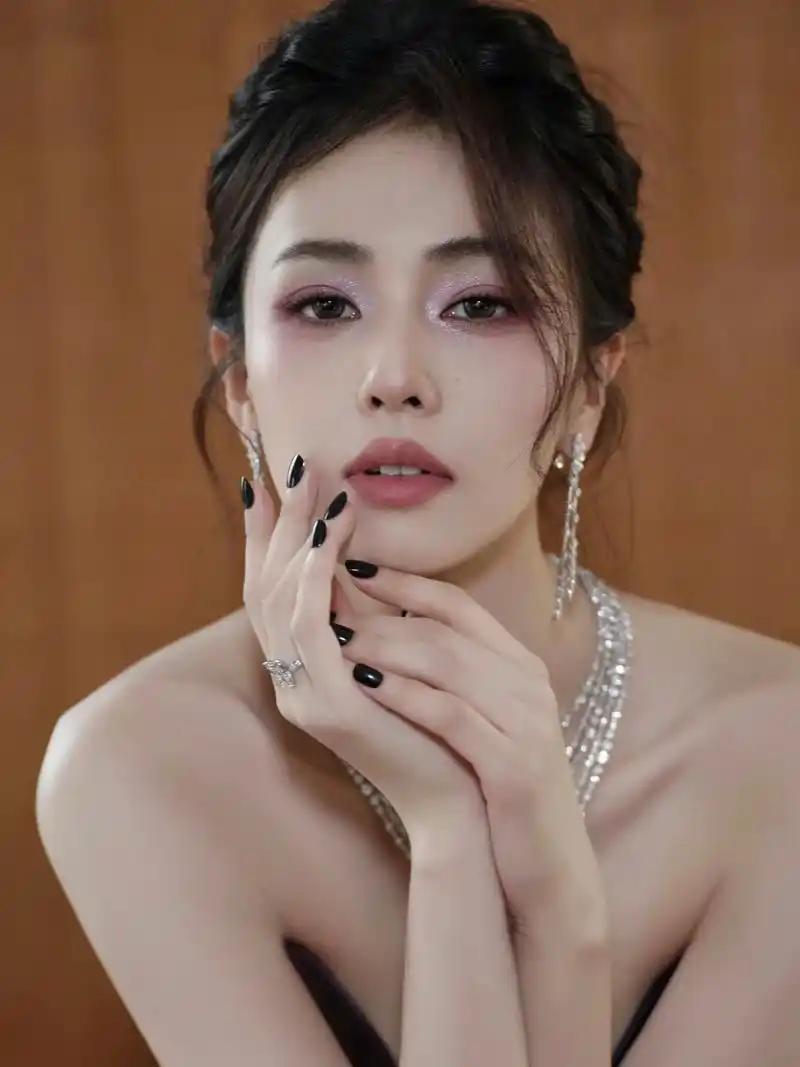 1. 白鹿对被喊普女这件事非常介意，还多次在人前提过这事，非要身边的人夸她颜值不