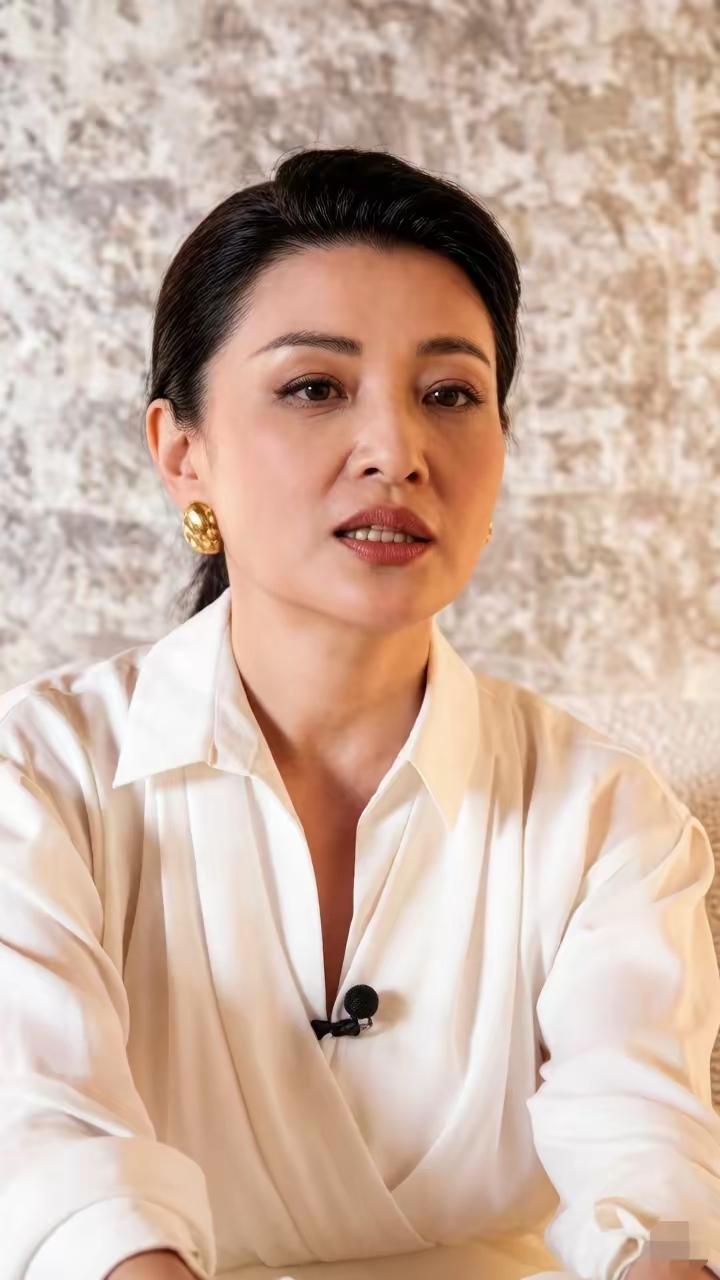 周涛的颜值没的说
最少快六十了吧！
这面相这般从容
好像除了杨澜就剩周涛了