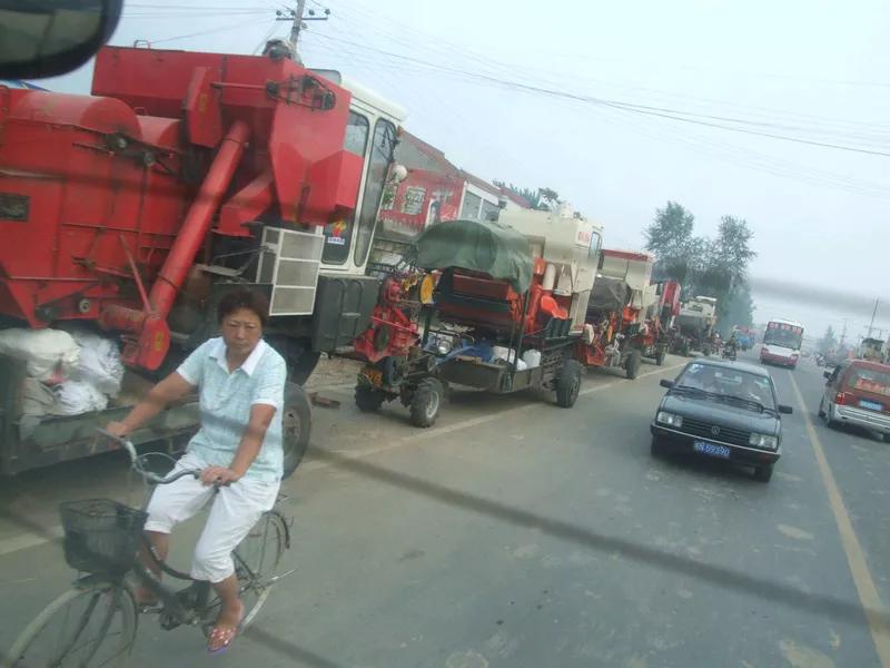 男子被收割机割到腿，医院抢救几天后去世？点评在先：现在医学进步了，但是在外伤抢救