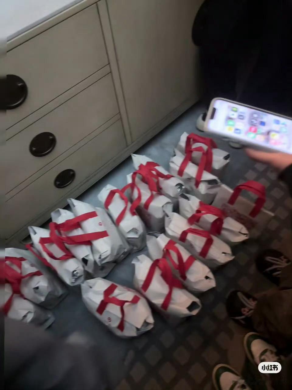 敖瑞鹏逆应援请粉丝喝红糖姜茶，开机四天逆应援两次了