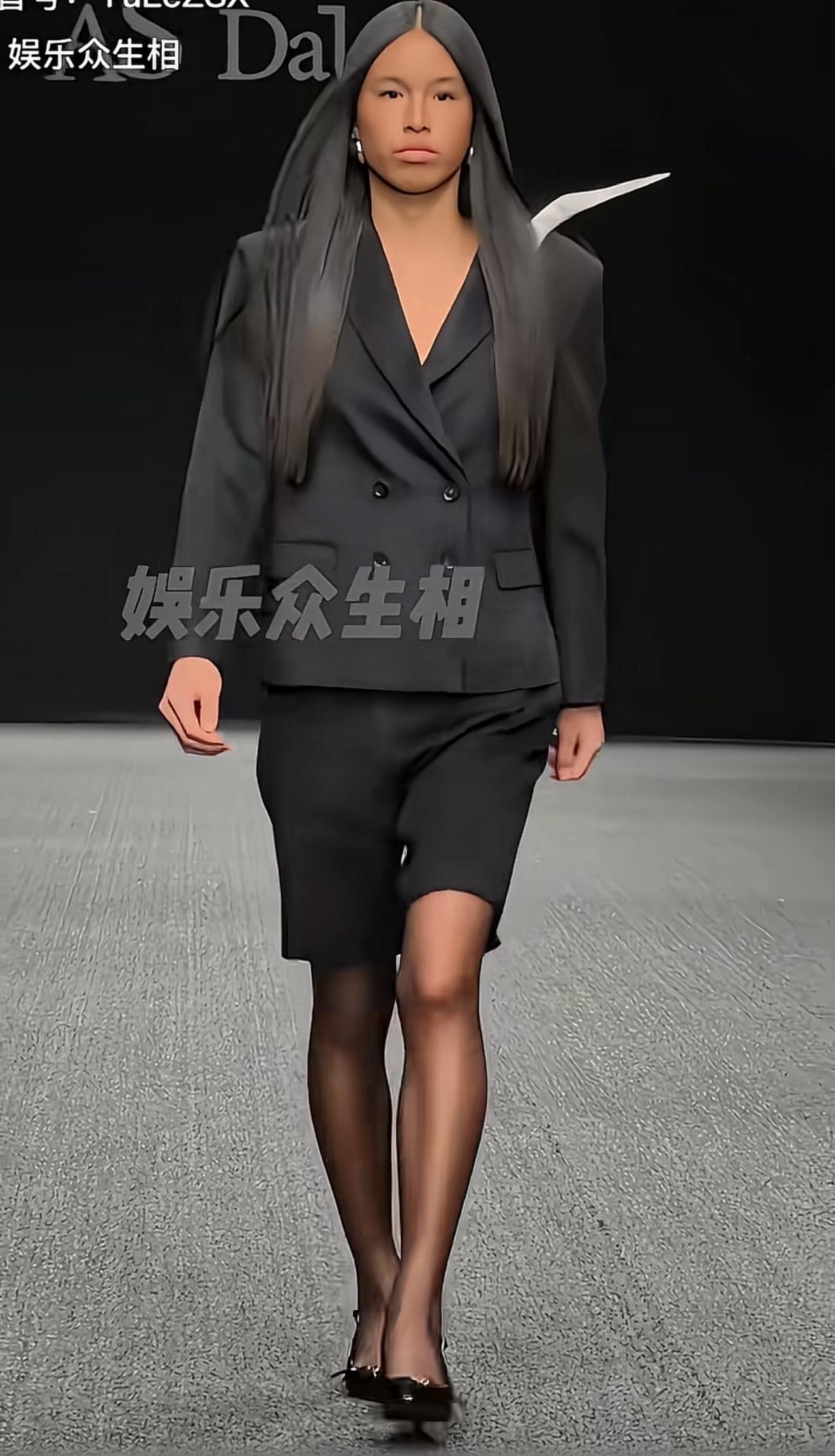 我们不评论长相，长相是爹妈和老天给的，谁也改变不了，也不能以长相论英雄。

但是
