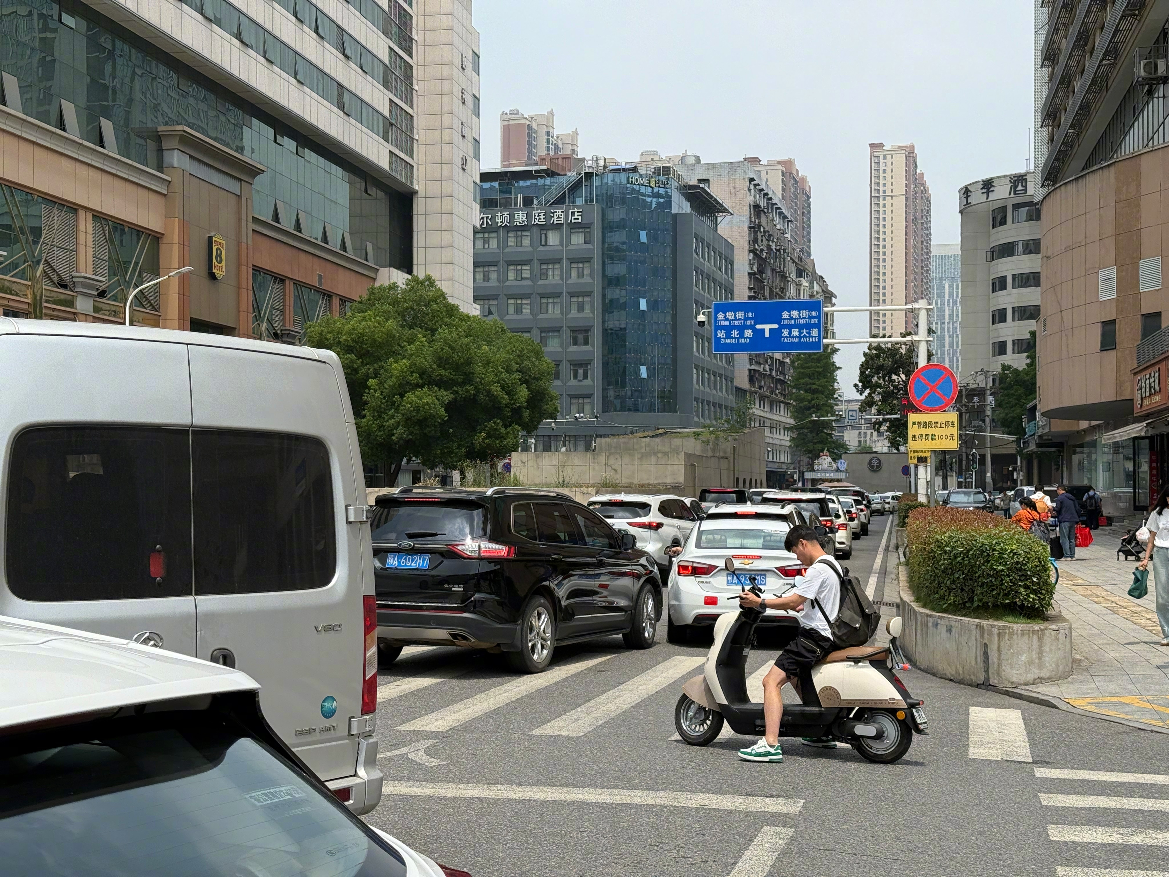 武汉汉口高铁站机动车道管理一团乱，插队，乱停车。叫了台网约车显示10分钟到，目前
