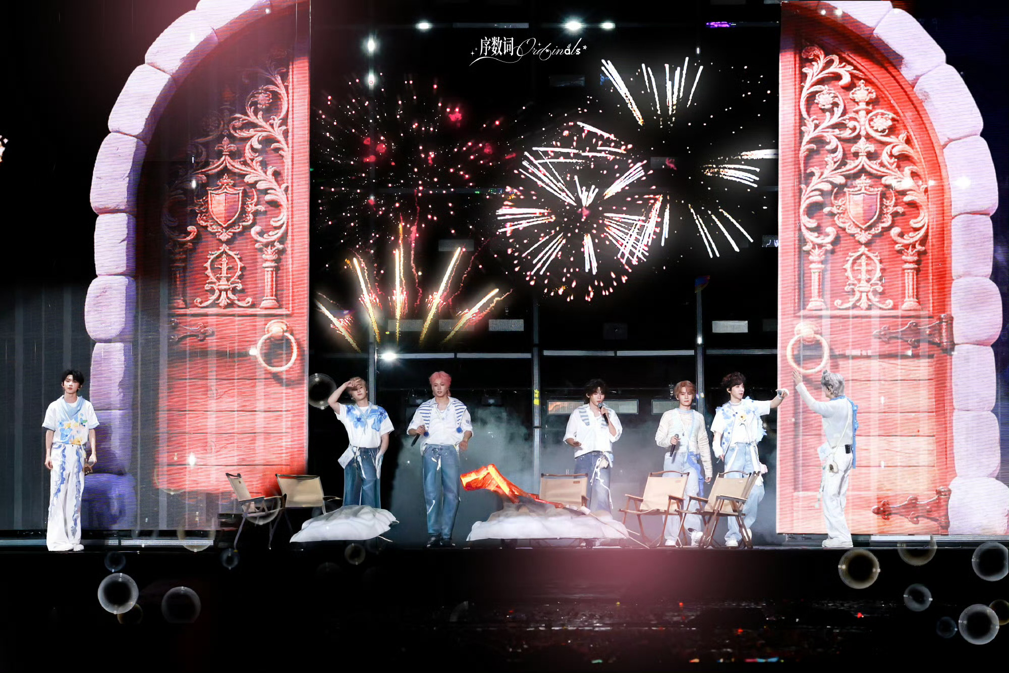 时代少年团热血高校造型少年意气碰撞时尚魅力，新生血液传承时代经典。演绎色彩与艺术