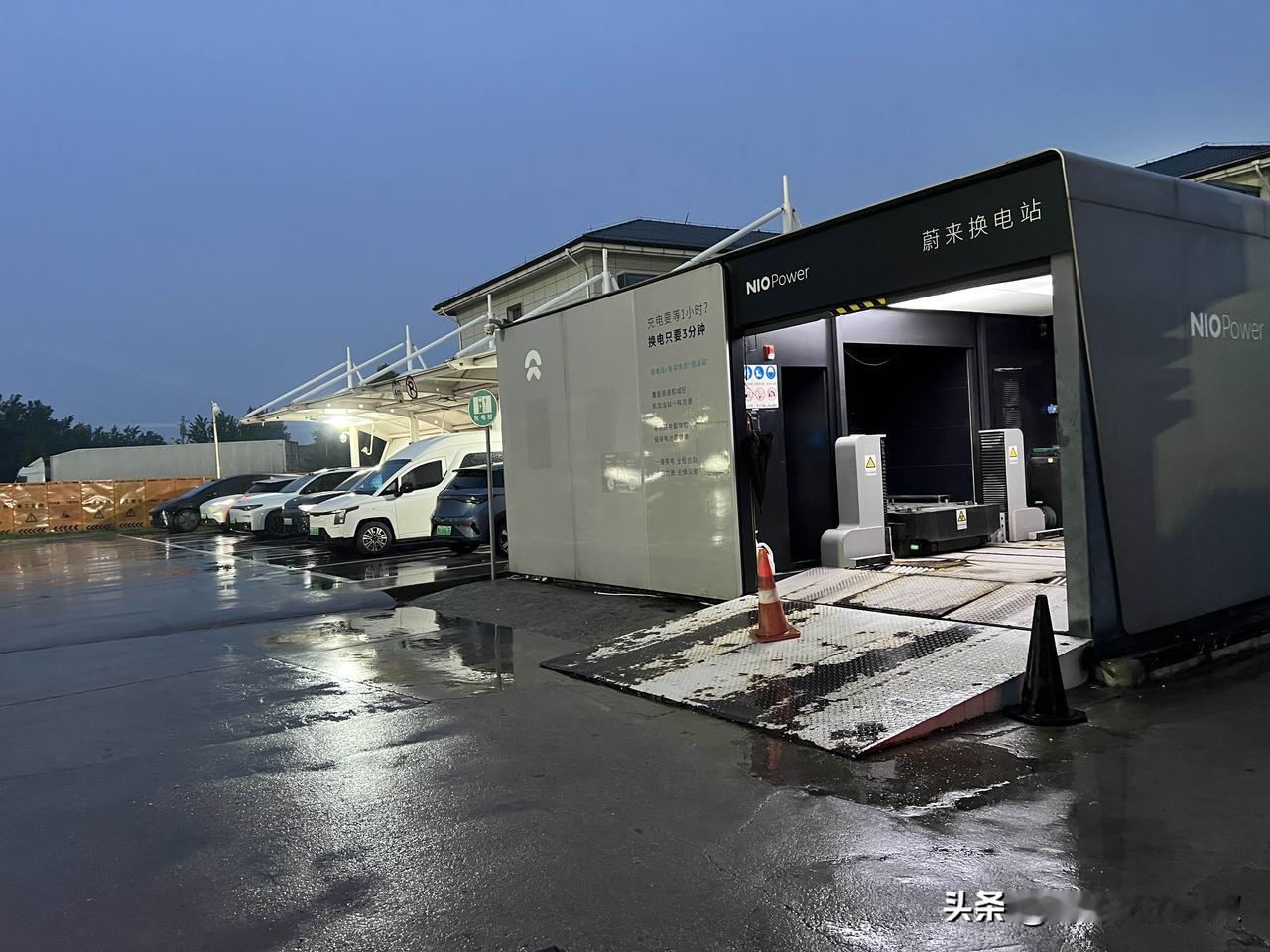 五一假期，坐标平桥服务区，外面中雨，傍晚六点左右，停满了充电的汽车，十几个充电桩