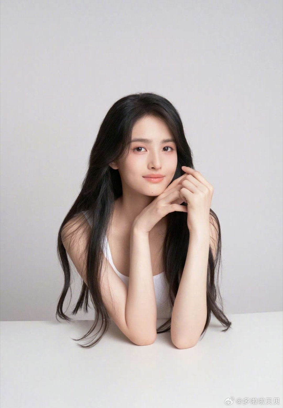 长的有点人山人海的...我脸盲了周星驰官宣星女郎雪野