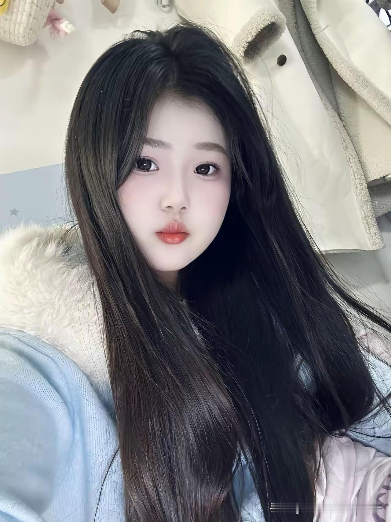 冬日暖阳下的甜美少女，毛绒外套与长发相得益彰。乌黑亮丽的秀发是一个女性的温柔体现