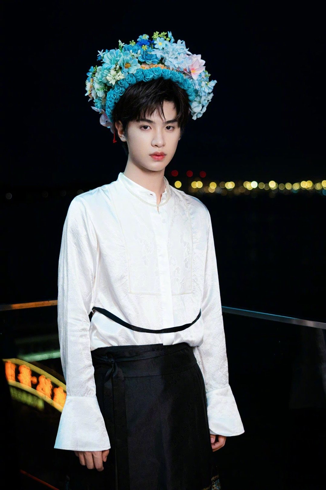 #黄明昊终于簪花了# 簪花的小贾别有一番韵味，好少年啊！对我的眼睛真的很友好！小