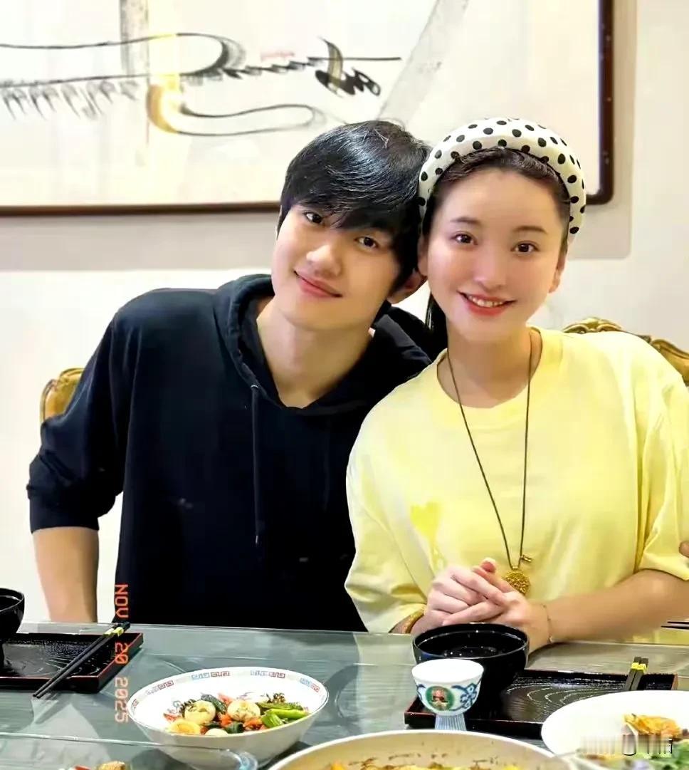 甜蜜恋人，他们相差多少岁来着？金莎和小男友。