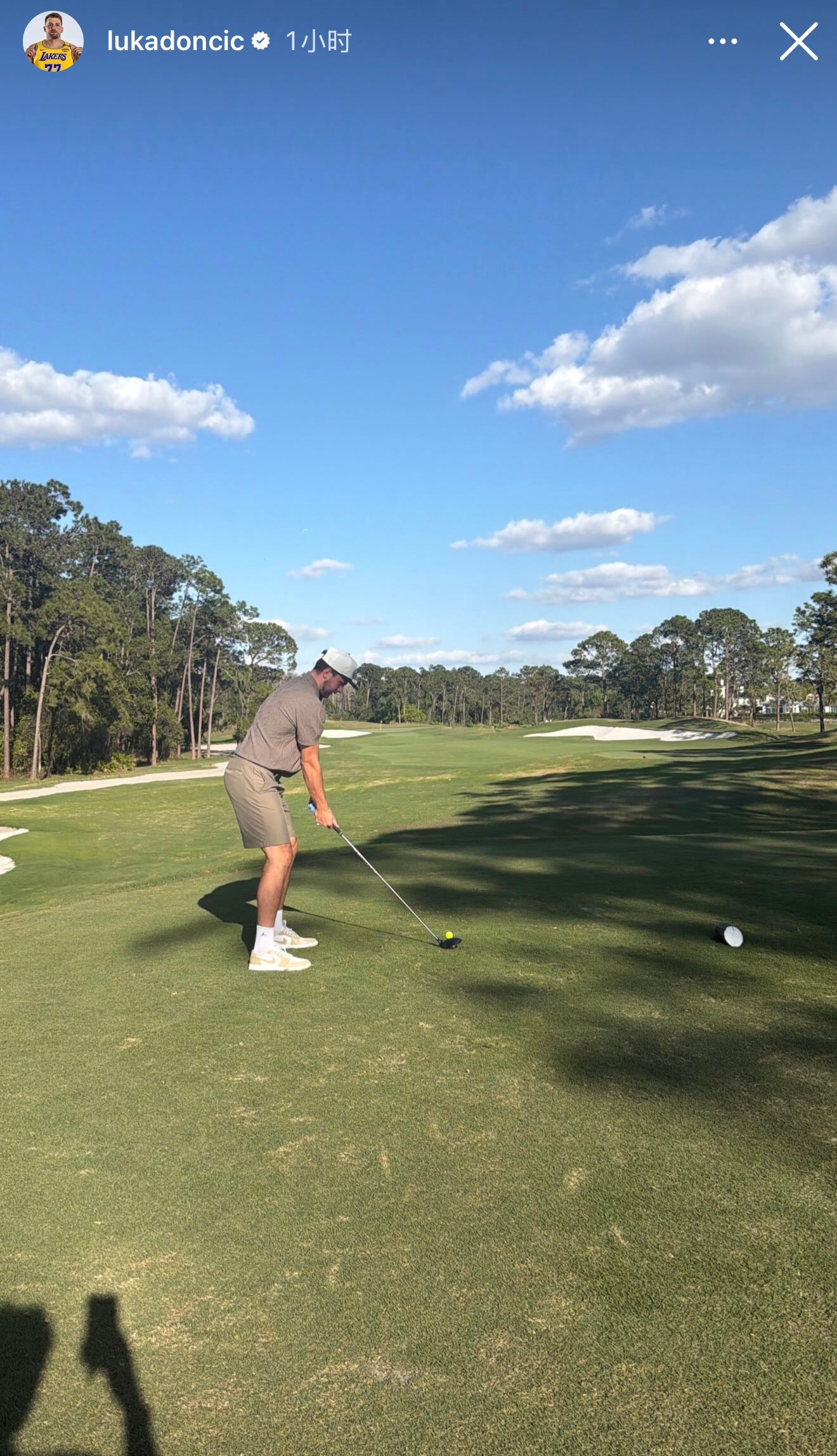 东契奇更新社媒，今天去打高尔夫了。 