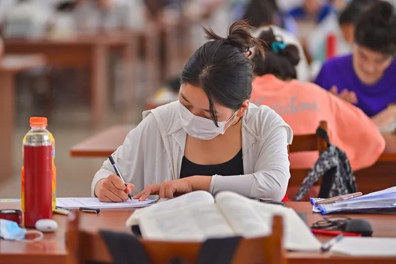 学习是最容易做到，而又非常容易自我满足的事情。记得，仅仅是自我满足。
同时，学习