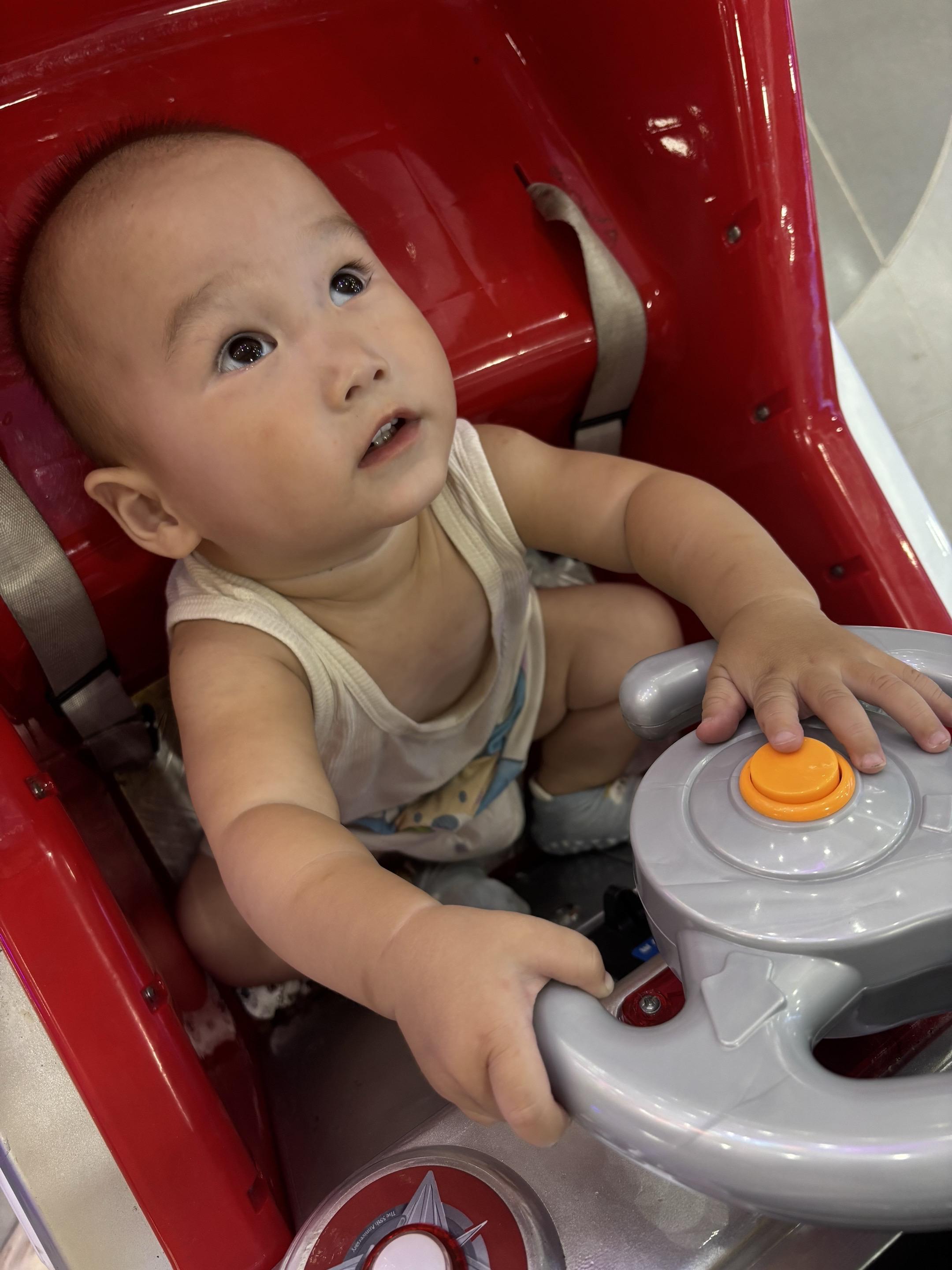 精力旺盛的宝宝 自己玩的不亦乐乎