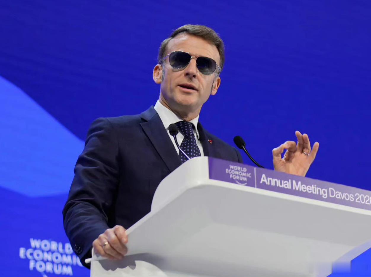 特朗普在达沃斯调侃说马克龙的墨镜漂亮，并好奇追问其佩戴缘由。 