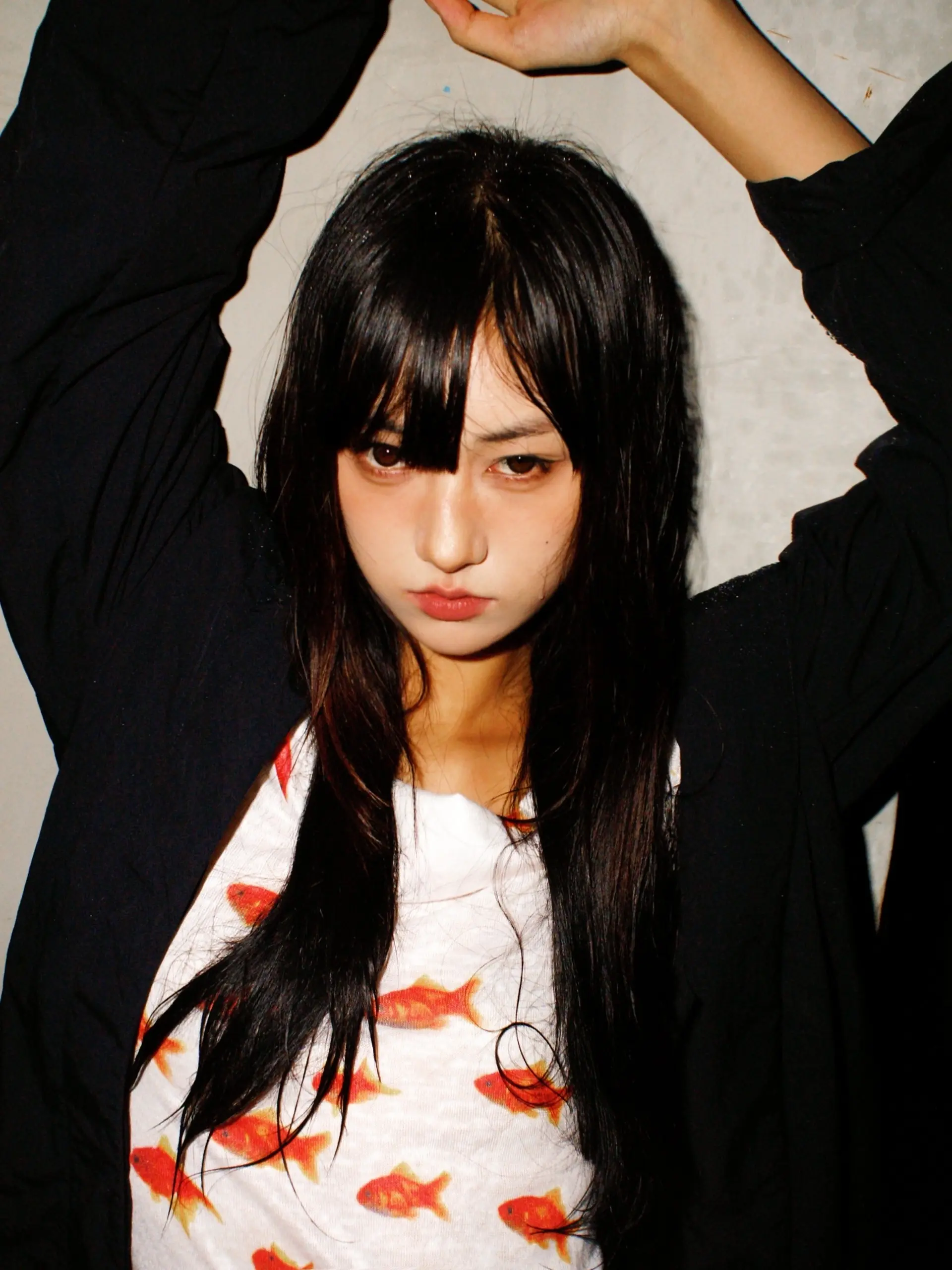看垃圾的眼神。是的就是那种一眼反骨的感觉/同频  Model：YiWe...