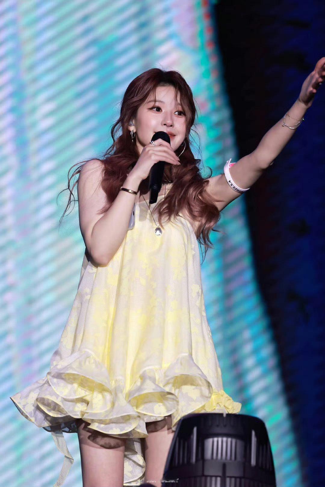 赵露思今晚音乐节上的两套造型[送花花] ​​​