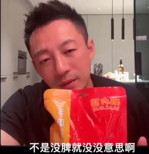 大家有没有发现，
自从大s去世后，
汪小菲的情绪越来越稳定了，而且不怎么发脾气了