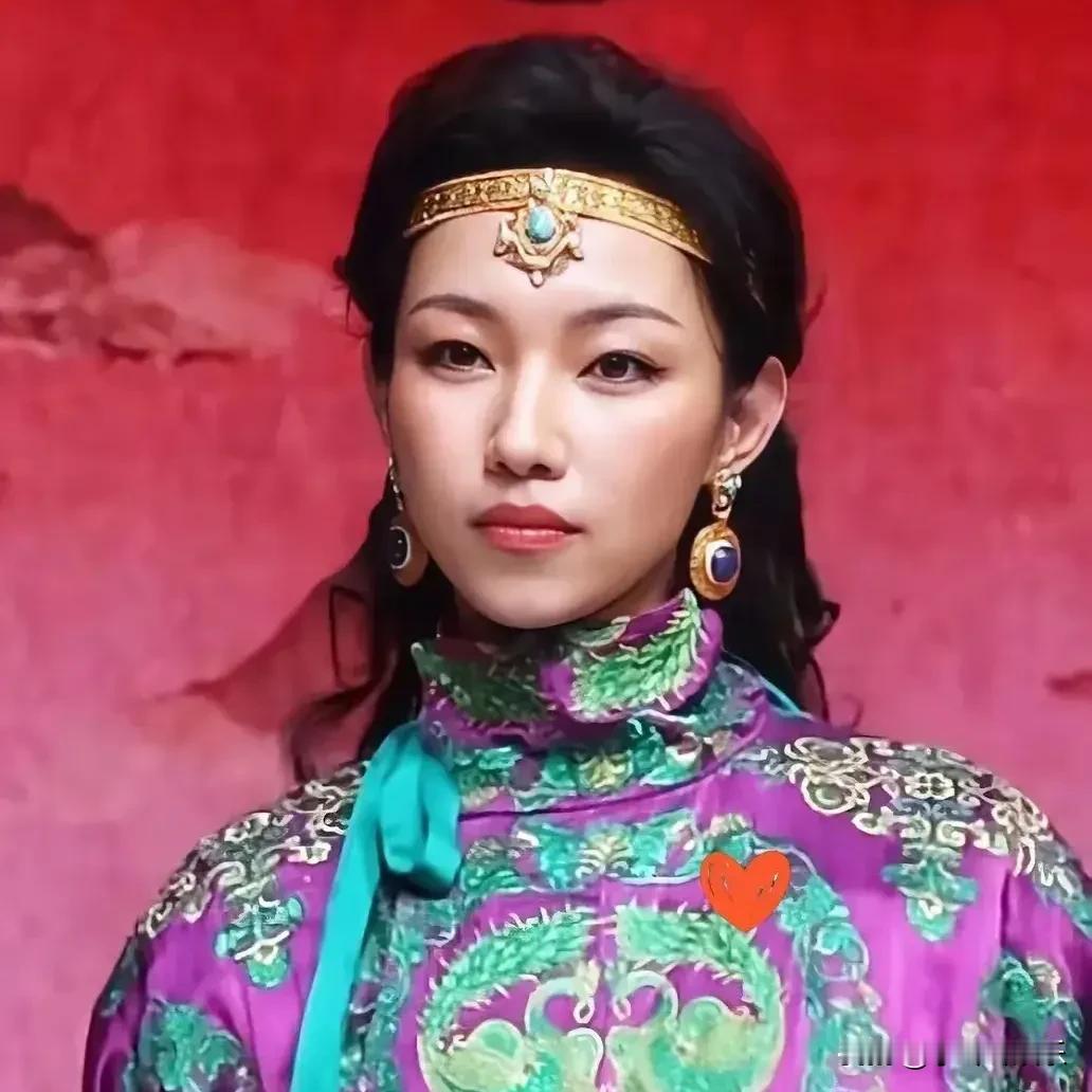 上戏内蒙班这事也太巧了！

就招了两届学生

结果亲妈一届，隔一届女儿那尔那茜