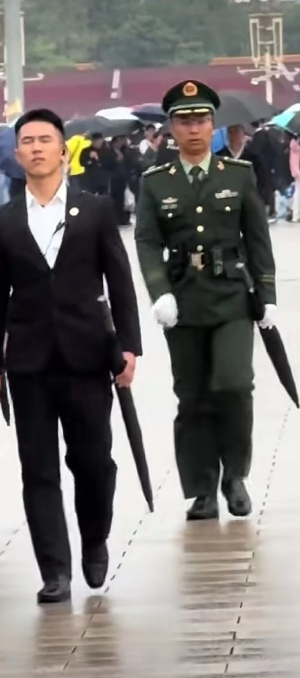 这神秘的黑衣人手中拿的是“雨伞”吗？
有哪位朋友知道天安门广场上，这黑衣战土手中