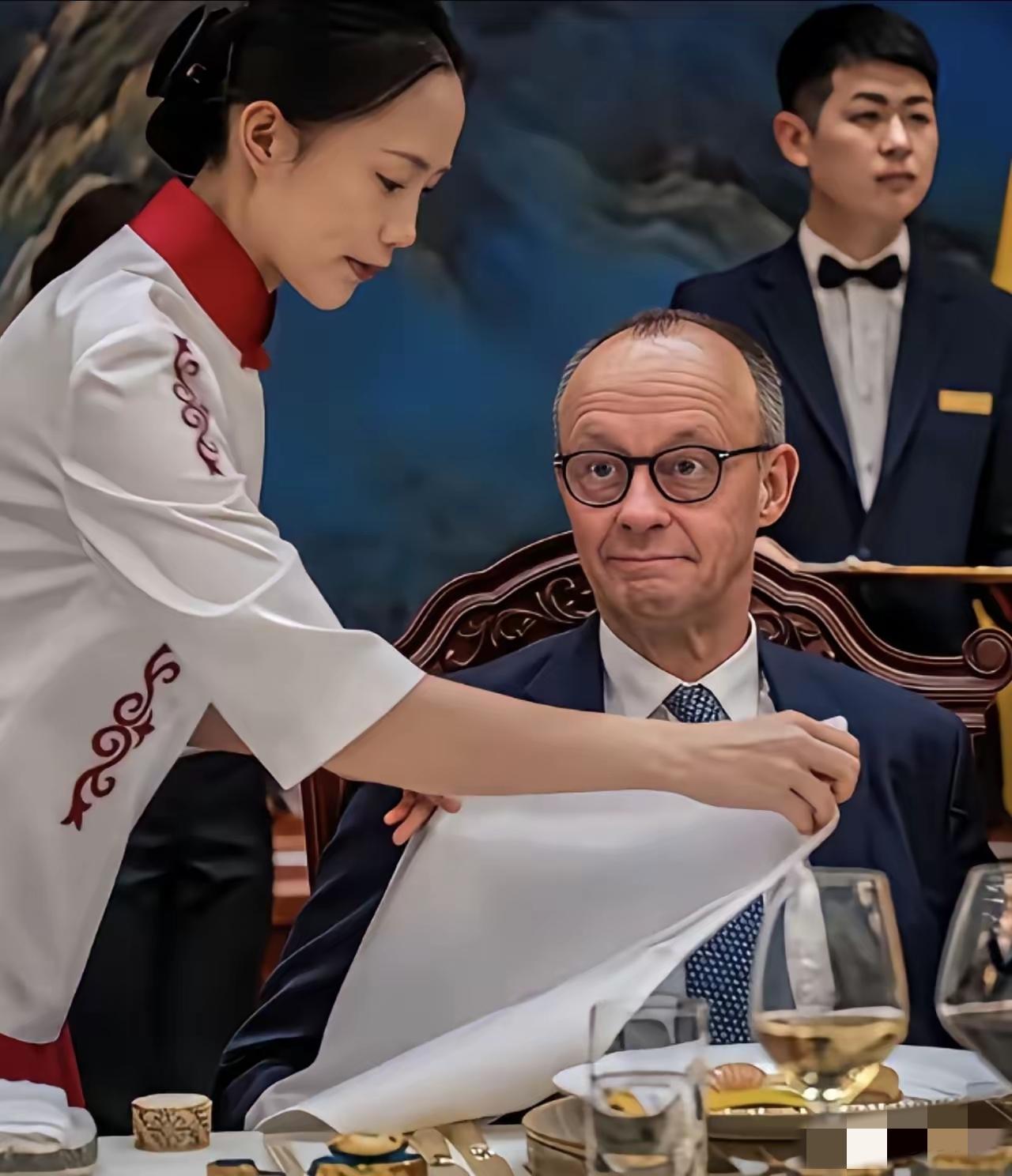 一眼被惊艳到！为默茨铺桌布的这位女生，把东方礼仪之美展现得淋漓尽致。
 
一身得