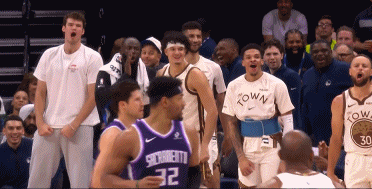 勇士替补反嘲考得威尔，库里离开板凳吃到技犯 