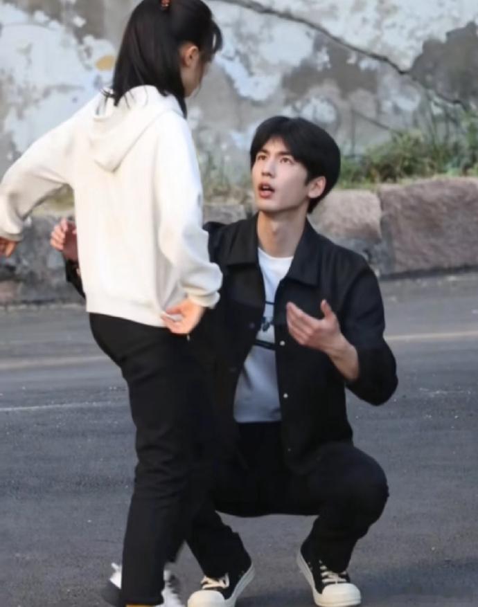 赵今麦张凌赫同框 本以为是小孩，竟是赵今麦！张凌赫这身高差，咋没 CP 感？度华