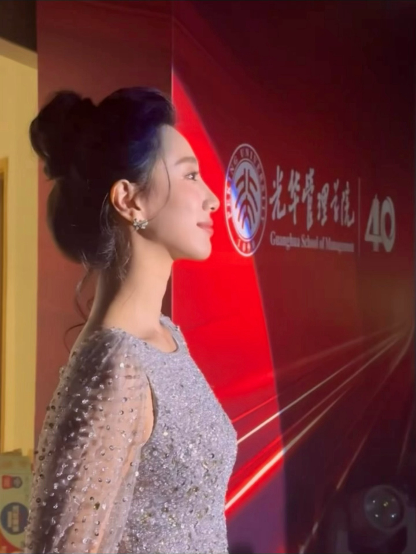 近日幸福：拿着话筒站在光华的舞台上下课了骑着单车去食堂纠结吃什么在学校花30块钱