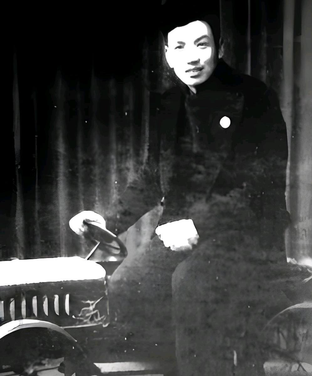 1947年，地下党员汪戈被捕，中统正要用刑，李茂堂却推门进来，先对汪戈使了一个眼