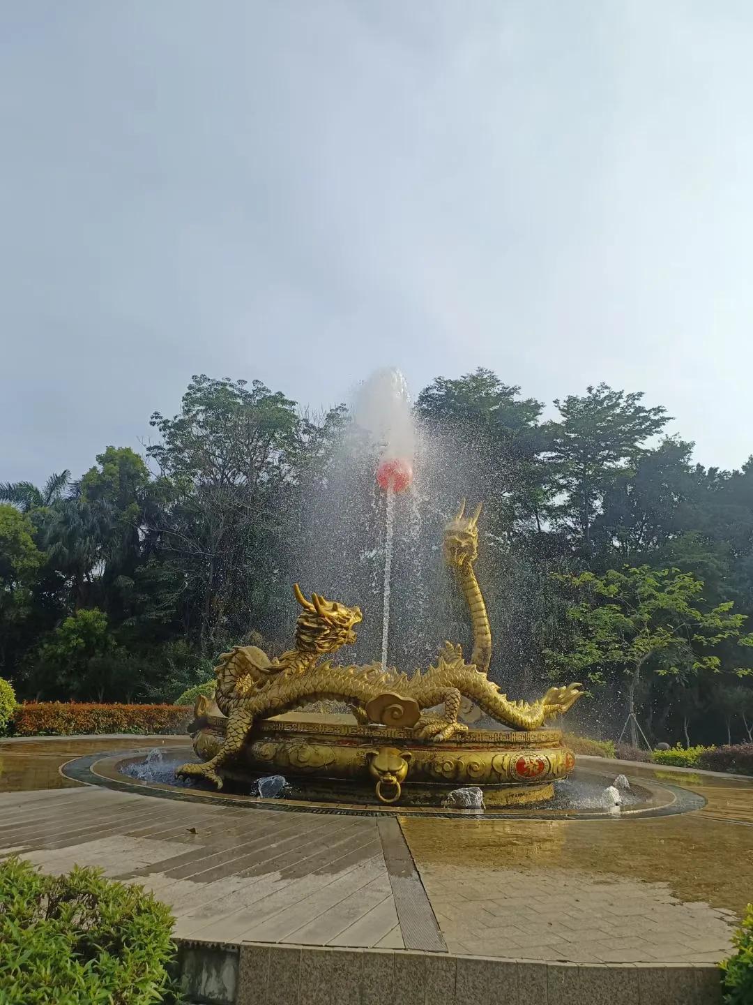 去过很多旅游景点，最喜欢深圳锦绣中华，在这里可以邂逅所有古人，像永乐大帝，徐皇后