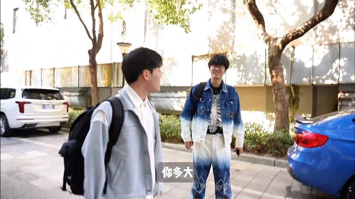 Jiejie与Erha扎心对话。🦒：你多大？：22。🦒：22还能长。：连一厘