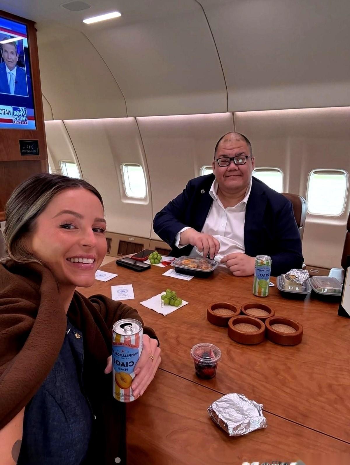 照片里，空军一号上，一个华裔面孔的男人正在用餐。
他叫张振熙，特朗普团队里最特别