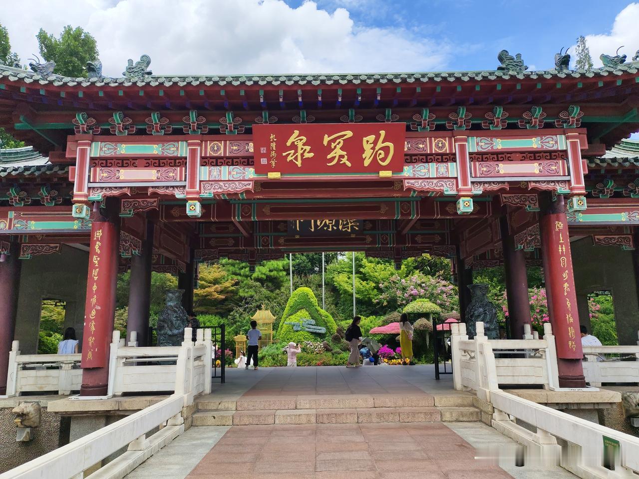 我之前去偏远山区支教，那里山高林密，很多地方信号都不好。但我用的移动网络，在学校