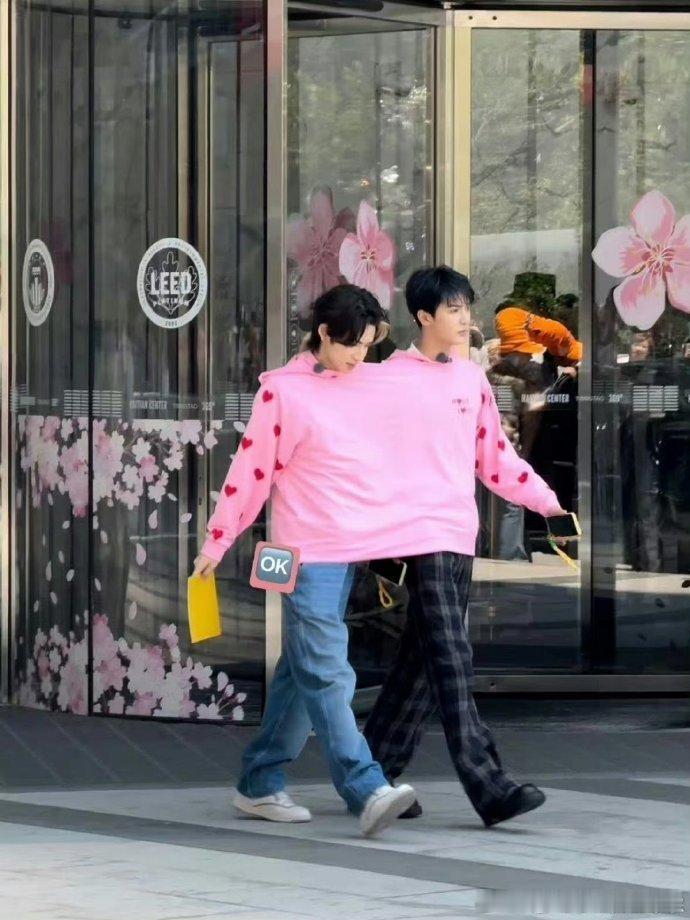 #小鬼朱正廷合体# 小鬼-王琳凯和 THEO-朱正廷在《城市捉迷藏》里的合体，是