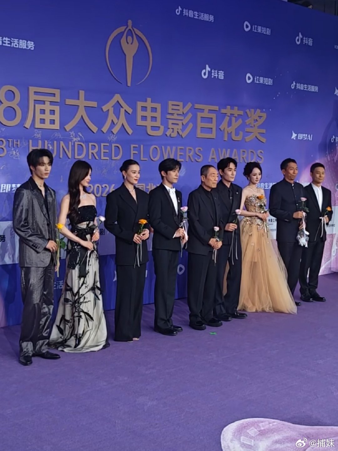惊蛰无声剧组压轴千纸鹤来撑腰了，现场全部在喊易烊千玺，粉丝团 有组织能力，喊的很
