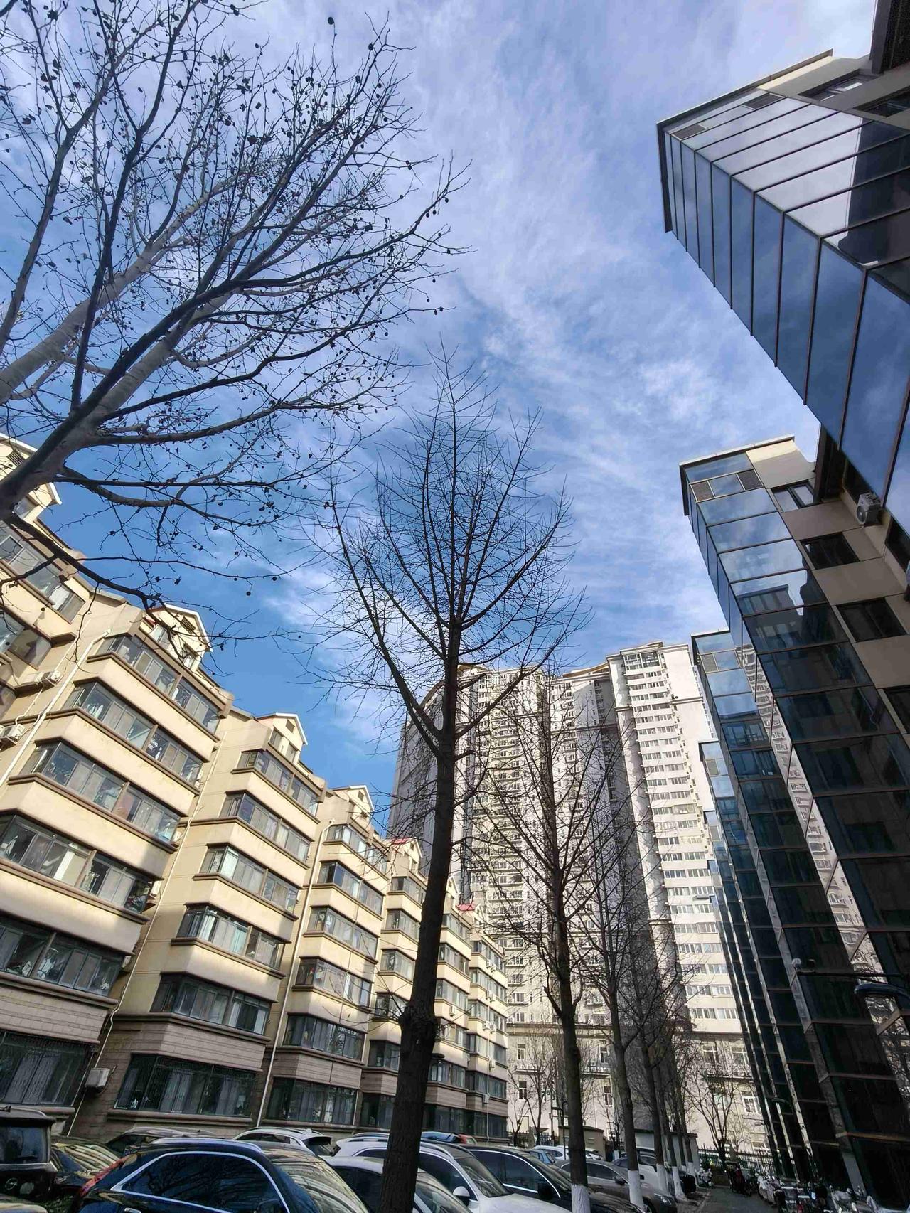 带定位晒今日生活 今日状态轻松愉快，天气也是晴空万里，心情就像鸟儿一样自由飞翔。