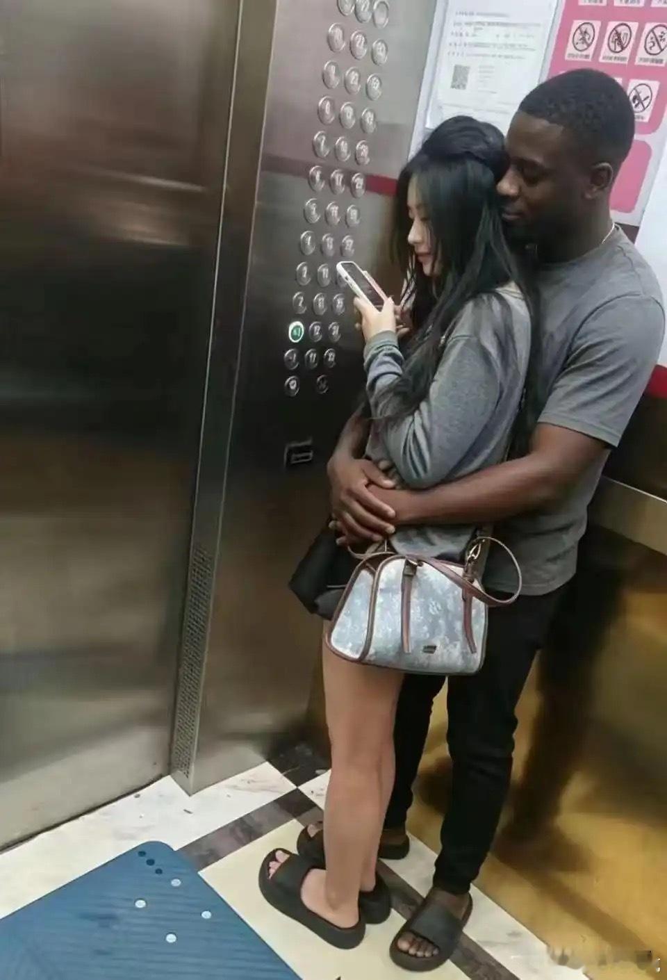 在电梯里都干这样 