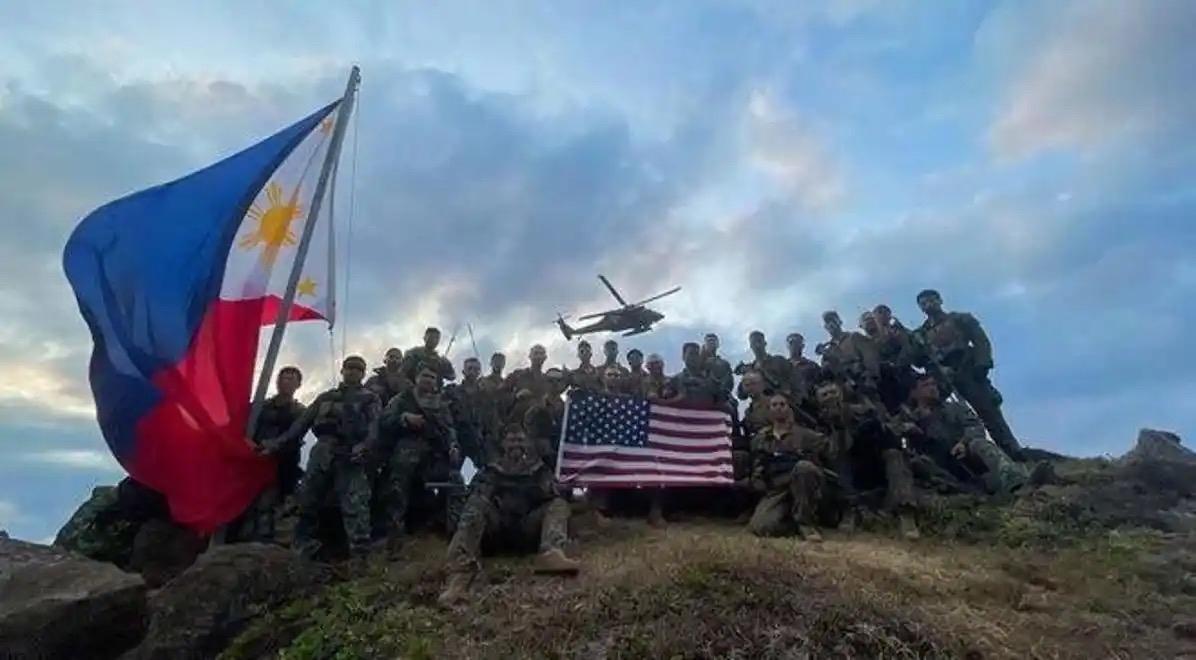 刚送他们26万桶柴油，现在却和美国启动历来最大规模军演“肩并肩”。

26年3月