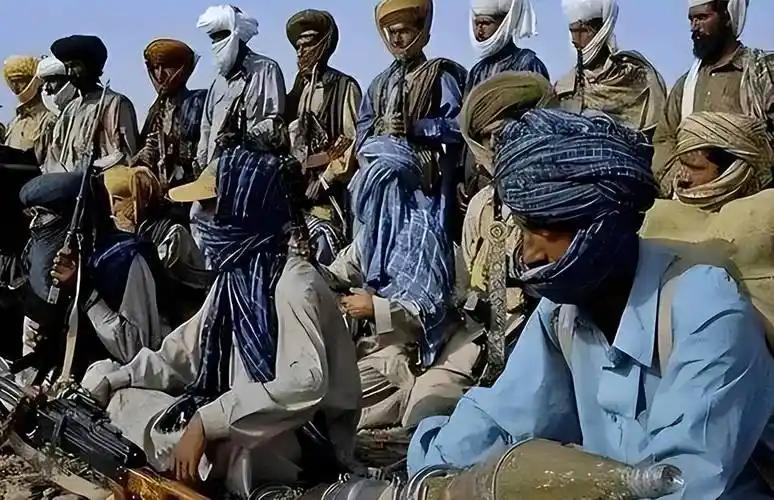 警钟炸响！巴阿边境冲突彻底突破底线，从零星摩擦直接升级为全面交火，空袭、地面进攻