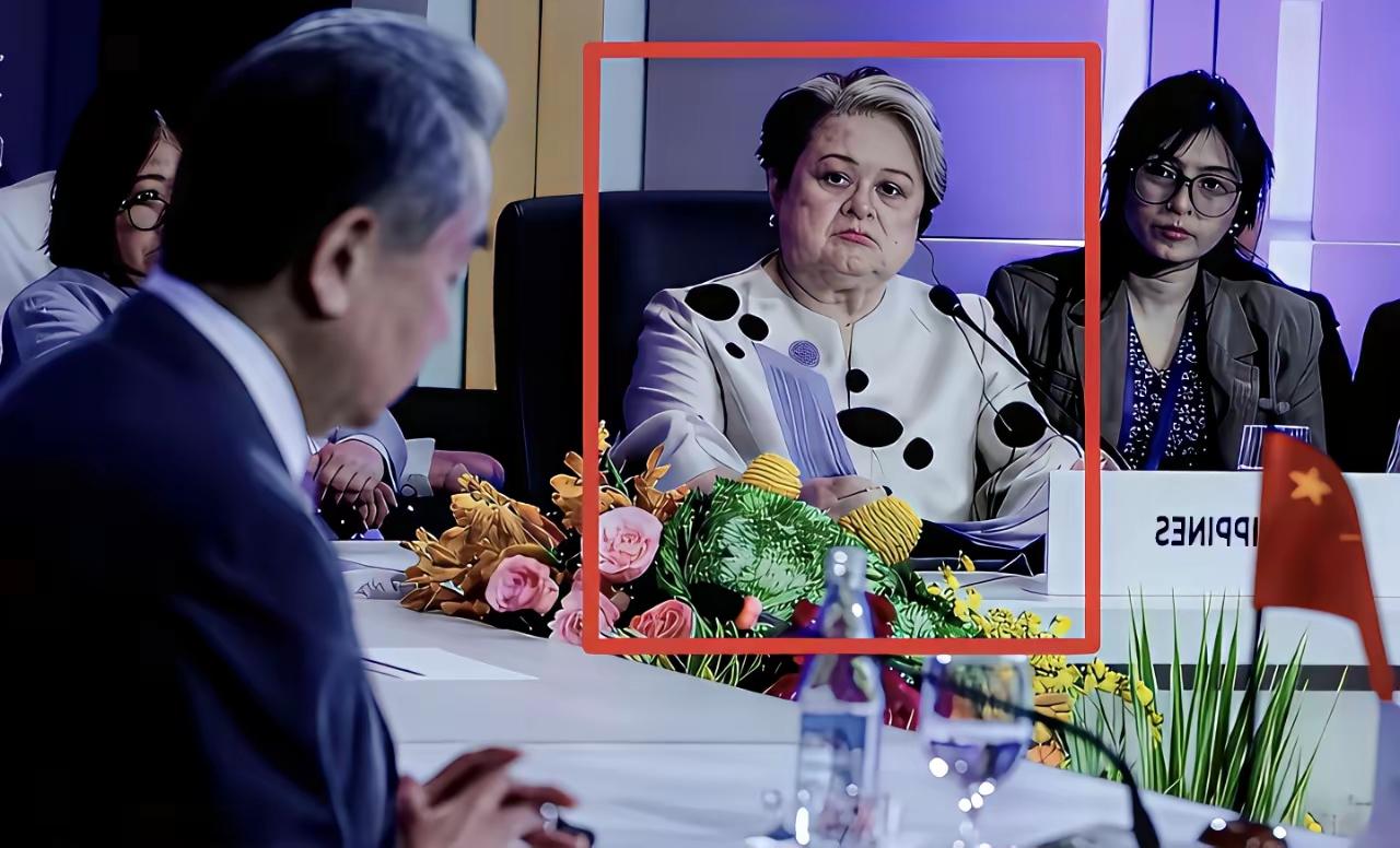 看菲律宾这婆娘是什么眼神？她是不是活腻了？
         我看这婆娘是狗子坐