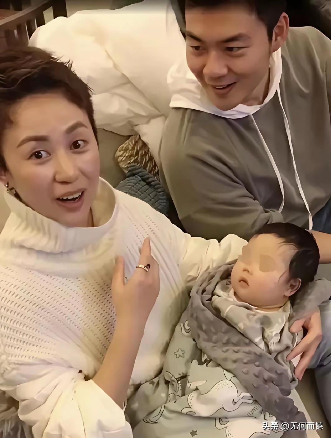 一家三口，非常的幸福，非常喜欢这样的氛围，非常爱看这样的照片，包括自己家的，包括